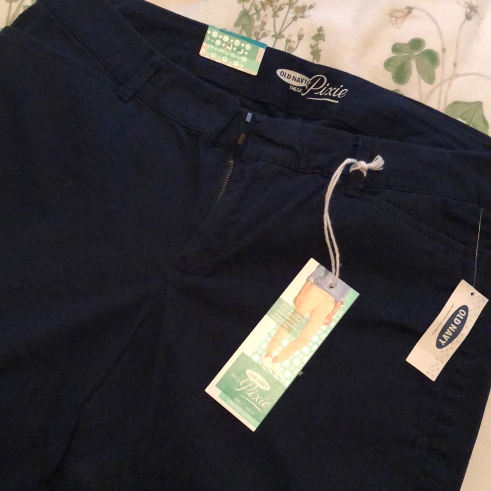 Old navy pixie trouser. Ankle length. Navy blue.
